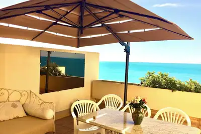 Image de terrasses sur la mer