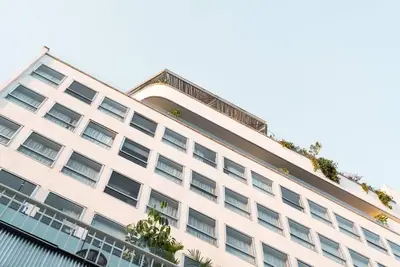Image de Urban Escape: Chic Hotel with Rooftop Serenity and Pet-Friendly Amenities!