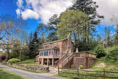 Image de Rustic River Riverfront Cabin - Massanutten 5 min - hot tub/firepit will sleep10