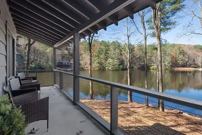 Image de Modern Lakefront Cabin