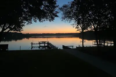 Image de Family friendly lakefront home with private boat ramp and dock