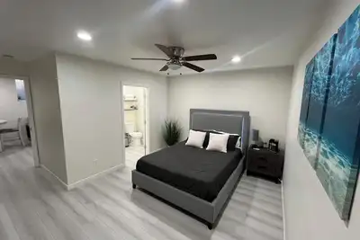 Image de This basement apartment has its own private entrance. Near downtown Long Beach