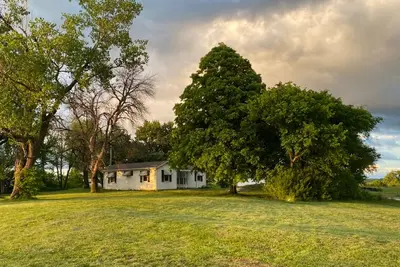 Image de Farmhouse 9 miles from I-35, goats & chickens