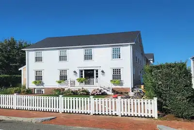 Image de Newly Available One of the Largest Homes in Naushop, 5/3. 5, pool & tennis court