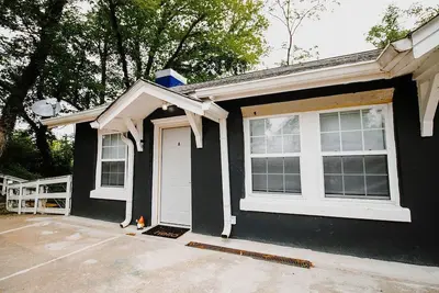 Image de Convenient Riverside Retreat!