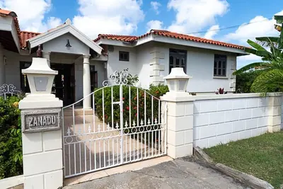 Image de Spacious Platinum Coast ranch villa with pool & Ac close to the beach