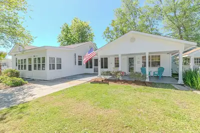 Image de Old Town Beach Bungalow~ 2 blocks from Main St. and Beach Blvd.