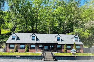 Image de Pine Mountain Inn - Minutes from the Laurel Cove and Bell Theatre music venues!