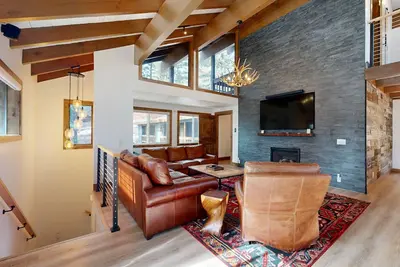 Image de Renovated, mountain-modern gem with great deck & prime location