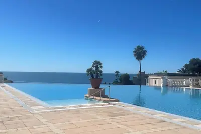 Image de Résidence de charme avec piscine à débordement. Animaux de compagnie acceptés!