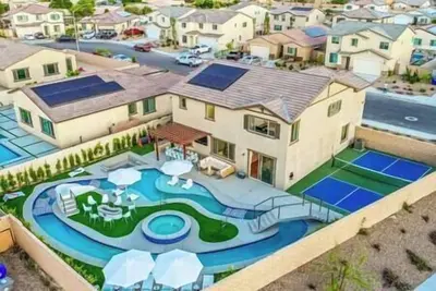 Image de Lazy River, pickleball, g’room, fun in the desert!
