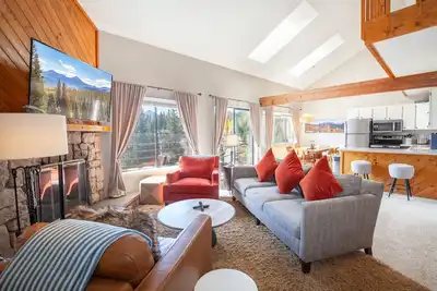 Image de Bike & Hike Trails | Mtn & Lake Views