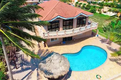 Image de Hopkins Beach Retreat - Balcony House, Right On The Beach! - Overlooking Pool!