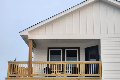 Image de New Beach Cottage/Water View/ Beach Gear/walk to beach!
