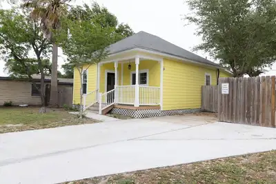 Image de Immerse yourself in the comfort of this charming home in Aransas Pass!