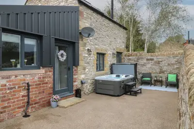 The Bottling Shed, romantic, with hot tub in Matlock