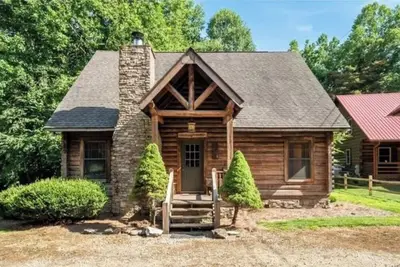 Image de Creek front cabin in walking distance to Downtown.