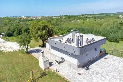 Image de Modern holiday home with jacuzzi and large garden