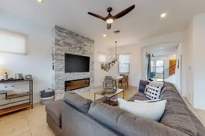 Image de Designer Snowbird friendly home W/ WiFi, enclosed yard & patio, W/D, Ac & pool\n