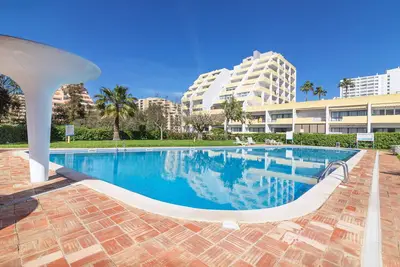 Image de Appartement 'Coastal Breeze - Praia Da Rocha' avec vue sur la mer, Wi-Fi et climatisation