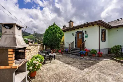 Image de Maison de vacances 'Maseda 2' avec vue sur les montagnes, terrasse partagée et jardin privé