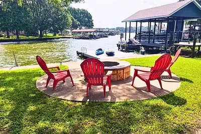 Image de Serene Cedar Creek Lake Home! Huge Yard, Firepit, Fish, Kayak, Swim & More!