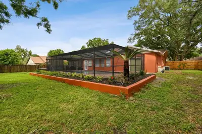 Image de Red Royalty Pool, King Bed, Yard