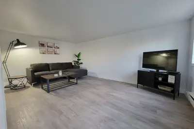 Image de Walking distance to the warmest Lake in Canada, Beaches and Downtown shopping.