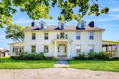 Image de Original farmhouse with modern upgrades on sustainable working farm