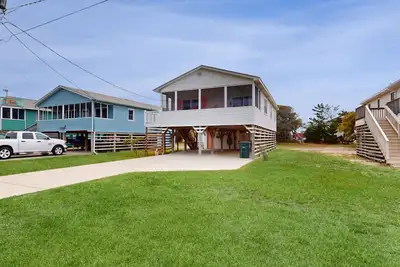Image de Adorable beachside home with screened porch - easy walk to ocean