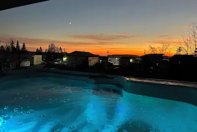 Image de Captain's Quarters, newly renovated home with hot tub