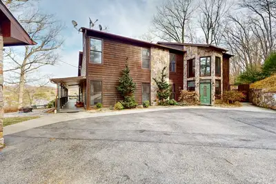 Image de Lakefront home with lake views, kids game room, docks, deck, grill, kayaks, W\/D