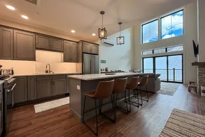 Image de Alpine Vista | Mountainside | Luxe | Pool/Hot tub