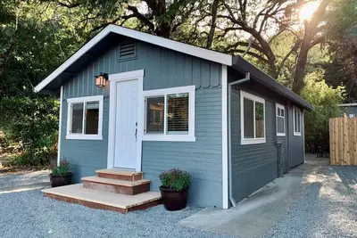 Image de Enchanting Creekside Retreat: Your Downtown Oasis