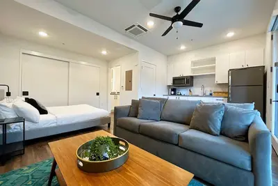 Image de A'kasa Studio - Walk/Bike to lake, Rainey & 6th St, Downtown