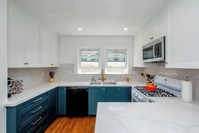 Image de East End Craftsman Bungalow