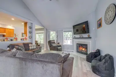 Image de Family-Friendly Silverdale Home w/ Private Deck!