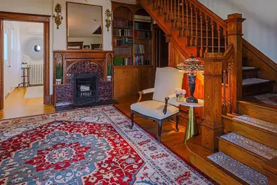 Image de Entire Victorian House, Large Yard, Fire Pit, Walk to Lake, Patio, Yard Games