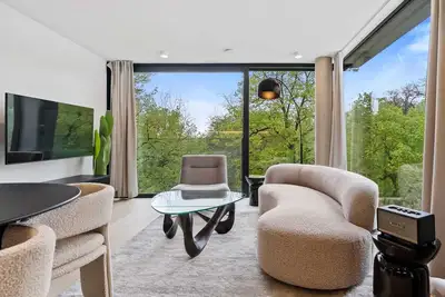 Image de Stylish Downtown Escape with Comforts