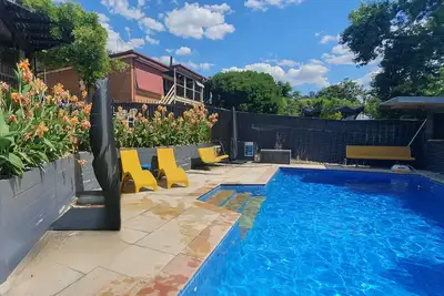 Image de Retro tri-split-level family home, outstanding views, large pool: Albury Wodonga