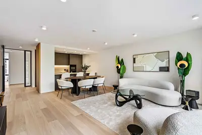 Spacious 6th-Floor Gem: Modernity Meets Comfort!