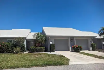 Image de Crestwood Villas is Located in Central Sarasota, Close To Shopping, Restaurants in a Quiet Community.