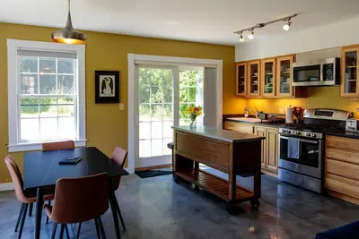 Image de Dwntwn w/ Prvt Rooftop, Soaking Tub, Ev Charger