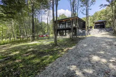 Image de Le Charlo | Chalet Mi-Siècle | Bord du Lac Joseph