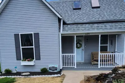 Image de A real charmer built in 1915, pet friendly, located next to Mark Twain lake.