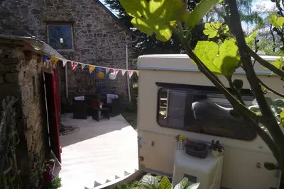 Image de Bretagne glamping caravane vintage avec cuisine et salle de bains privées