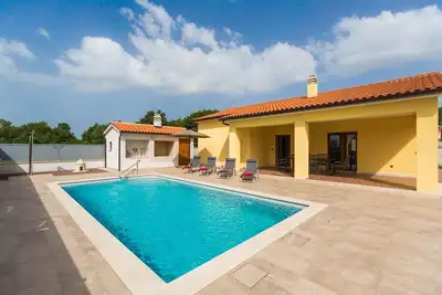 Image de Villa Prenci with beautiful garden and private pool in Tinjan