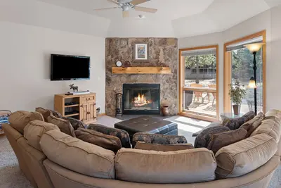 Image de Sunriver Single-Level has King Suite, Hot Tub, Meadow and Bikes Near River!