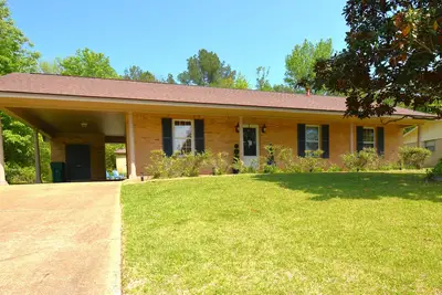 Image de Leighton Rambler! In town close to restaurants, shopping, and parks.