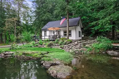 Image de Peaceful 2-bedroom, 1-bath cottage with private waterfall on a spring fed creek.
